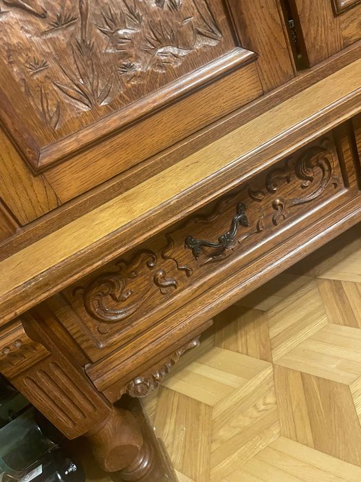 Witryna kredens szafa drewniana z motywami jeleni i lasu