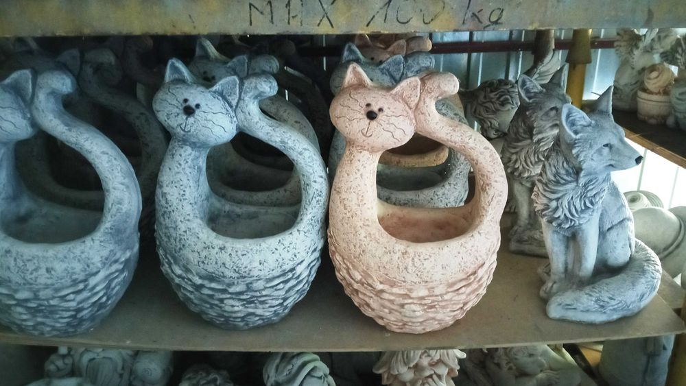 Zewnętrzna betonowa donica w kształcie kota