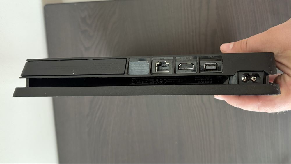 Playstation 4 Slim 500 GB z 2 padami