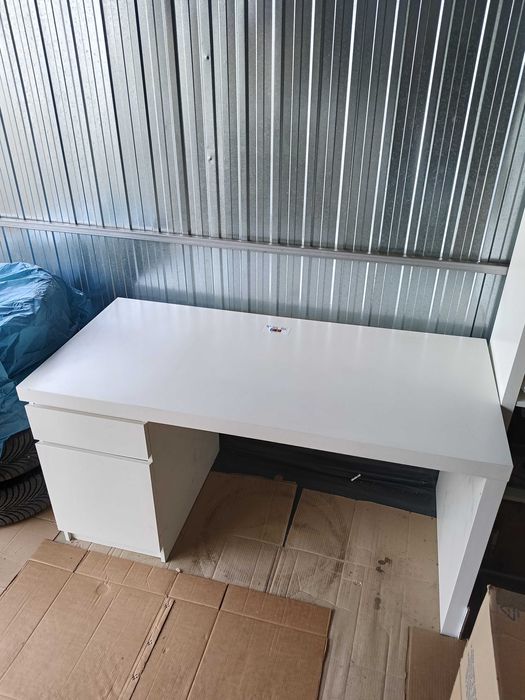Biurko Malm Ikea 140x65 z szufladą i szafką boczną