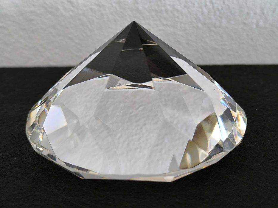 Pisa papeis em vidro com formato de diamante lapidado