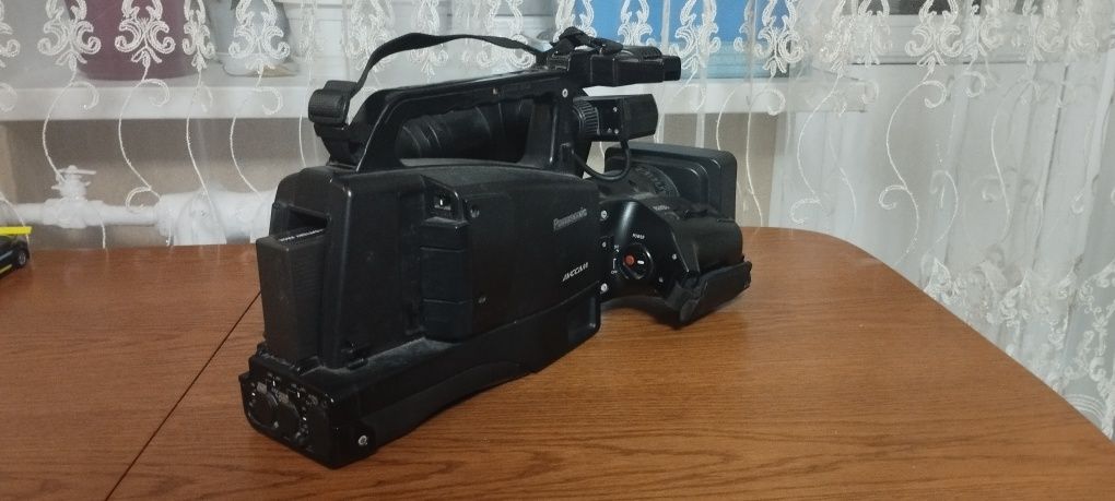 Продам видеокамеру Panasonic AG-HMC 84