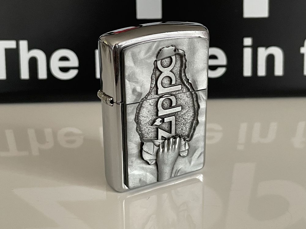 Zapalniczka Zippo Torn Paper Emblem High Polish Chrome