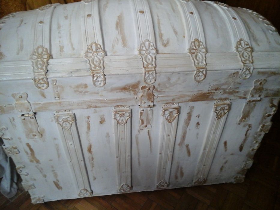 Stary Kufer z USA odnowiony w stylu shabby chic.