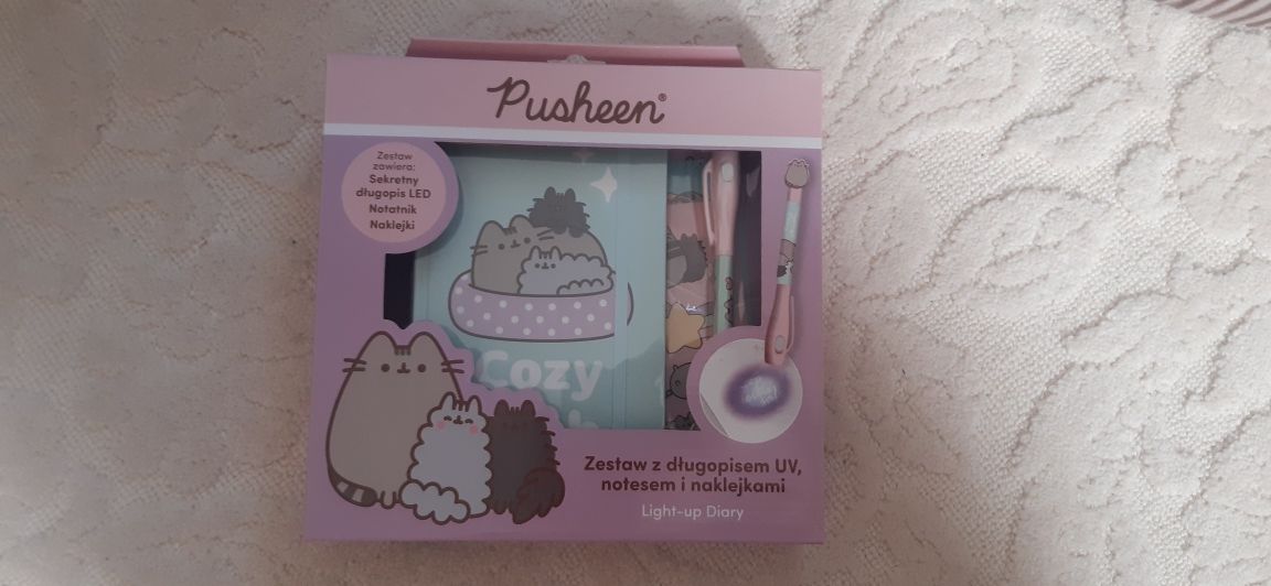 Zestaw pusheen notatnik z długopisem uv i naklejkami