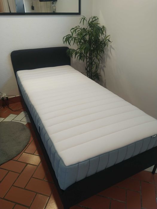 Cama e colchão solteiro IKEA