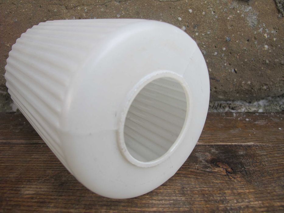 PRL - Stary ryflowany klosz_BIAŁY MAT_żyrandol_zwis_ E 27_100 x 45 mm