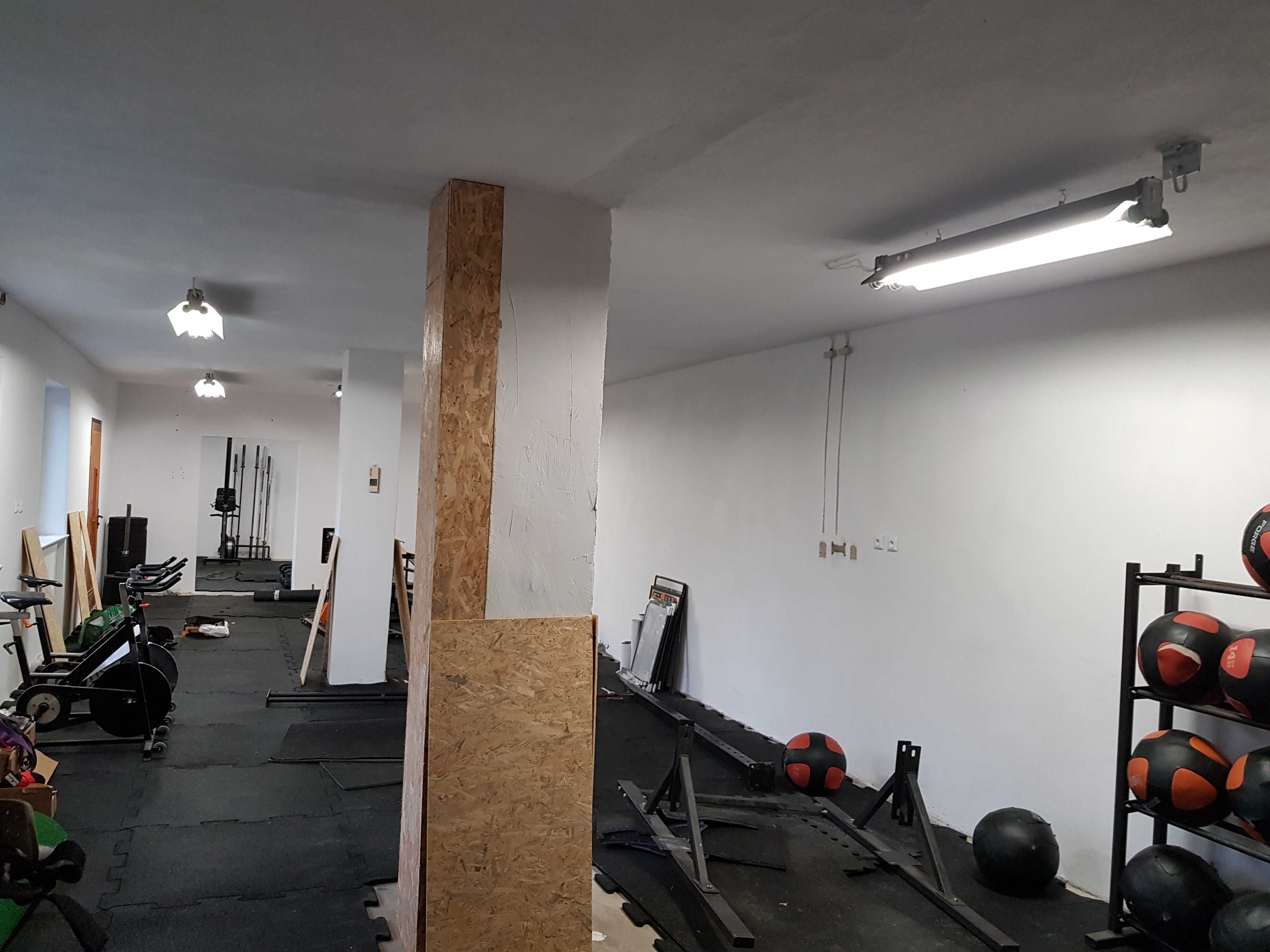 Sala/hala plus 5 lokali do wynajęcia budynek 200 m kw