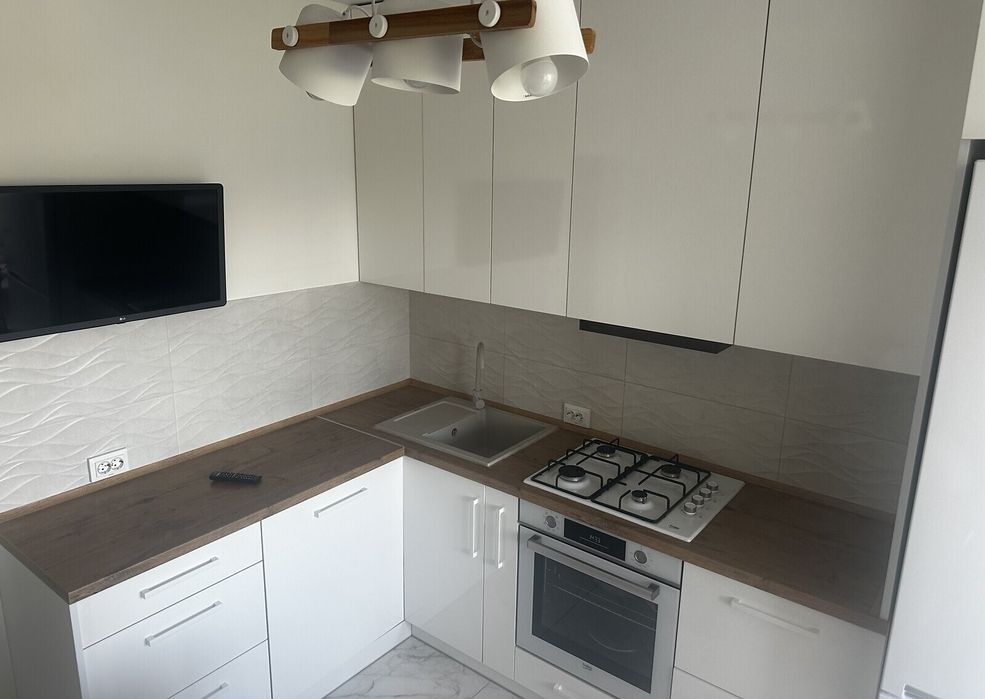 Світла 1к з виглядом на озеро! Мінімальне переоформлення 40369