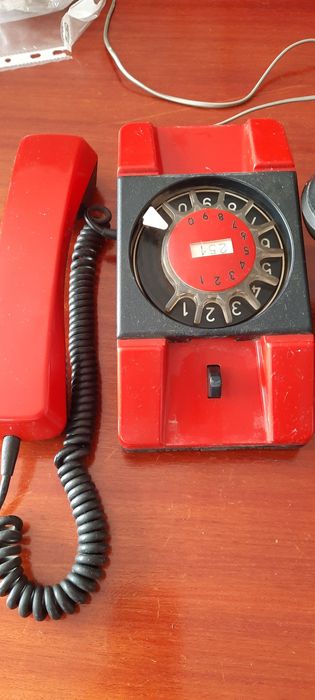 Telefon czerwony