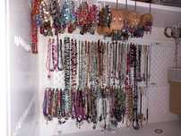 Lote de colares, pulseiras e brincos feitos à mão