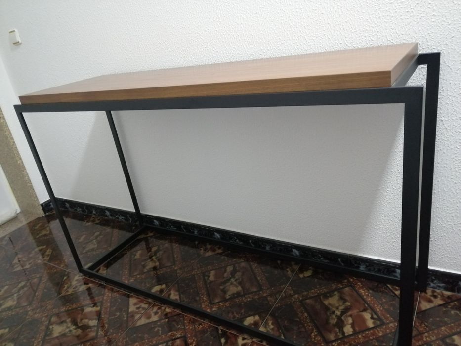 Consola em ferro pintado preto texturado