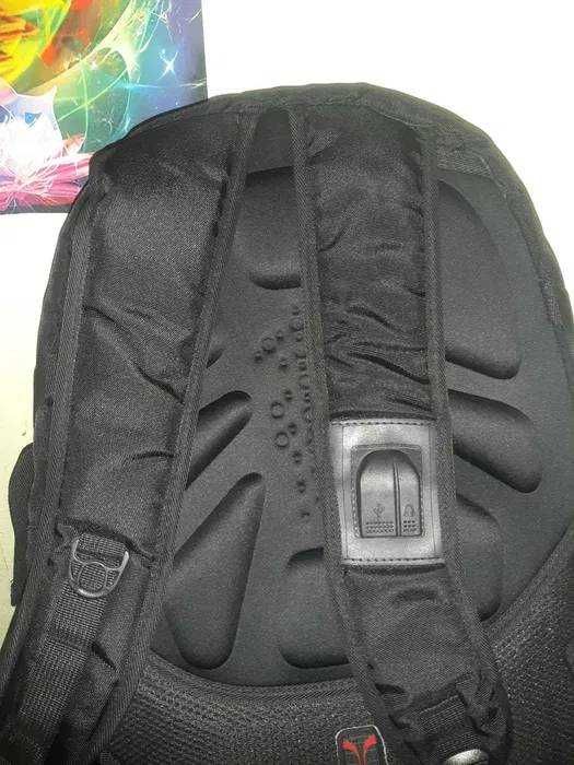 Дуже гарний рюкзак з USB та ортопед.спинкою + ліхтарик + дощовик