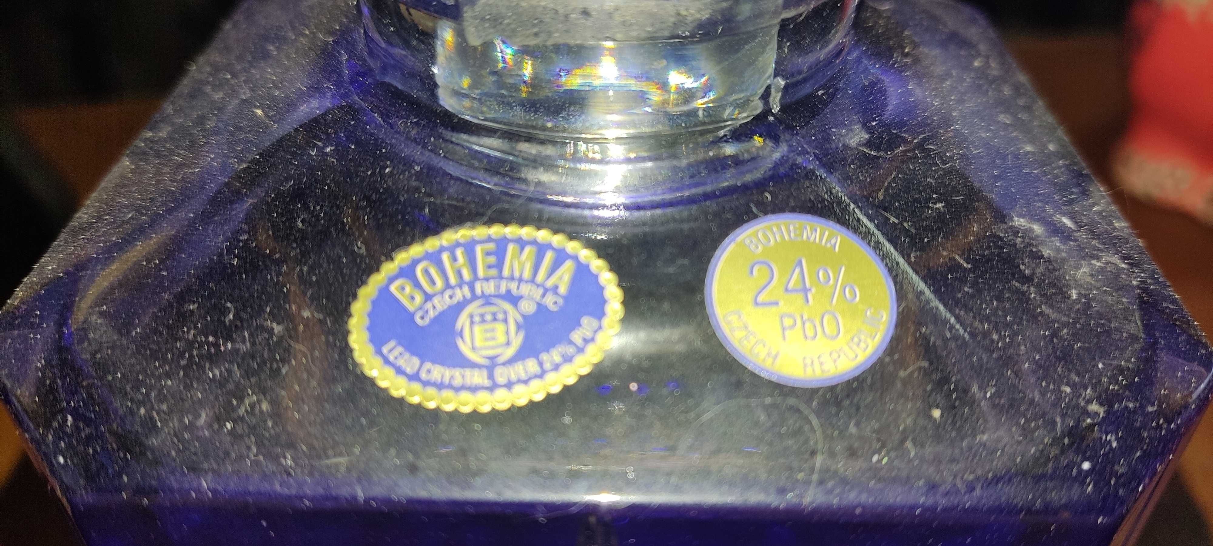 Garrafa de cristal azul mais dois copos.