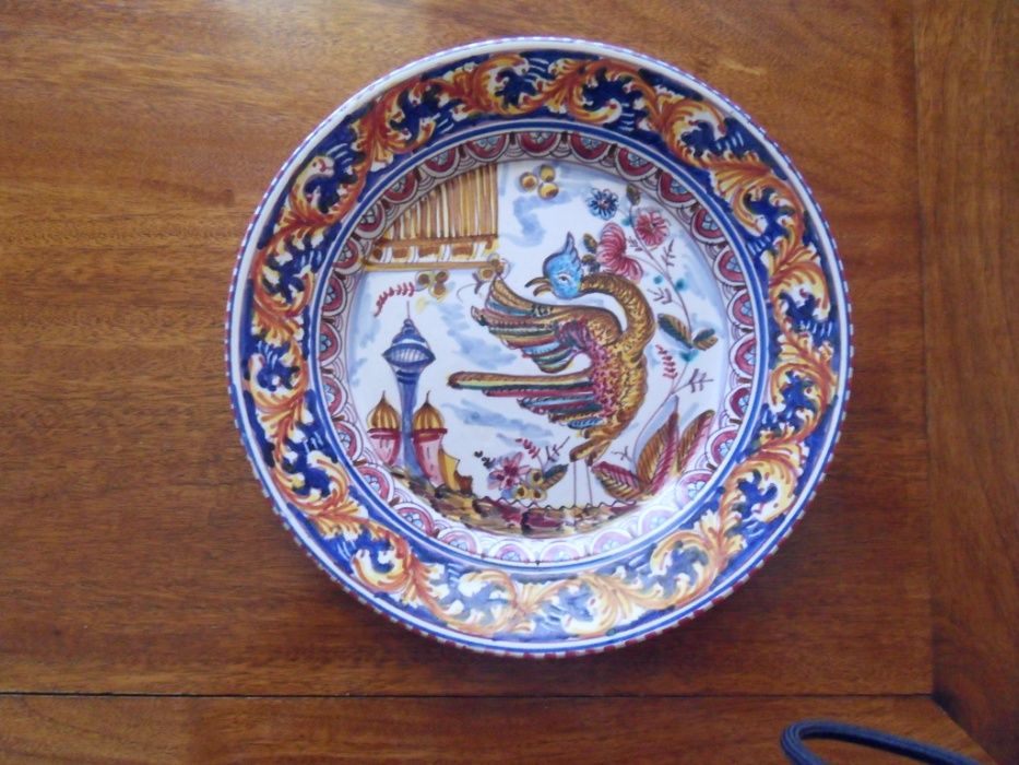 Pratos antigos- Prato pintado à mão, réplica do séc. XVII