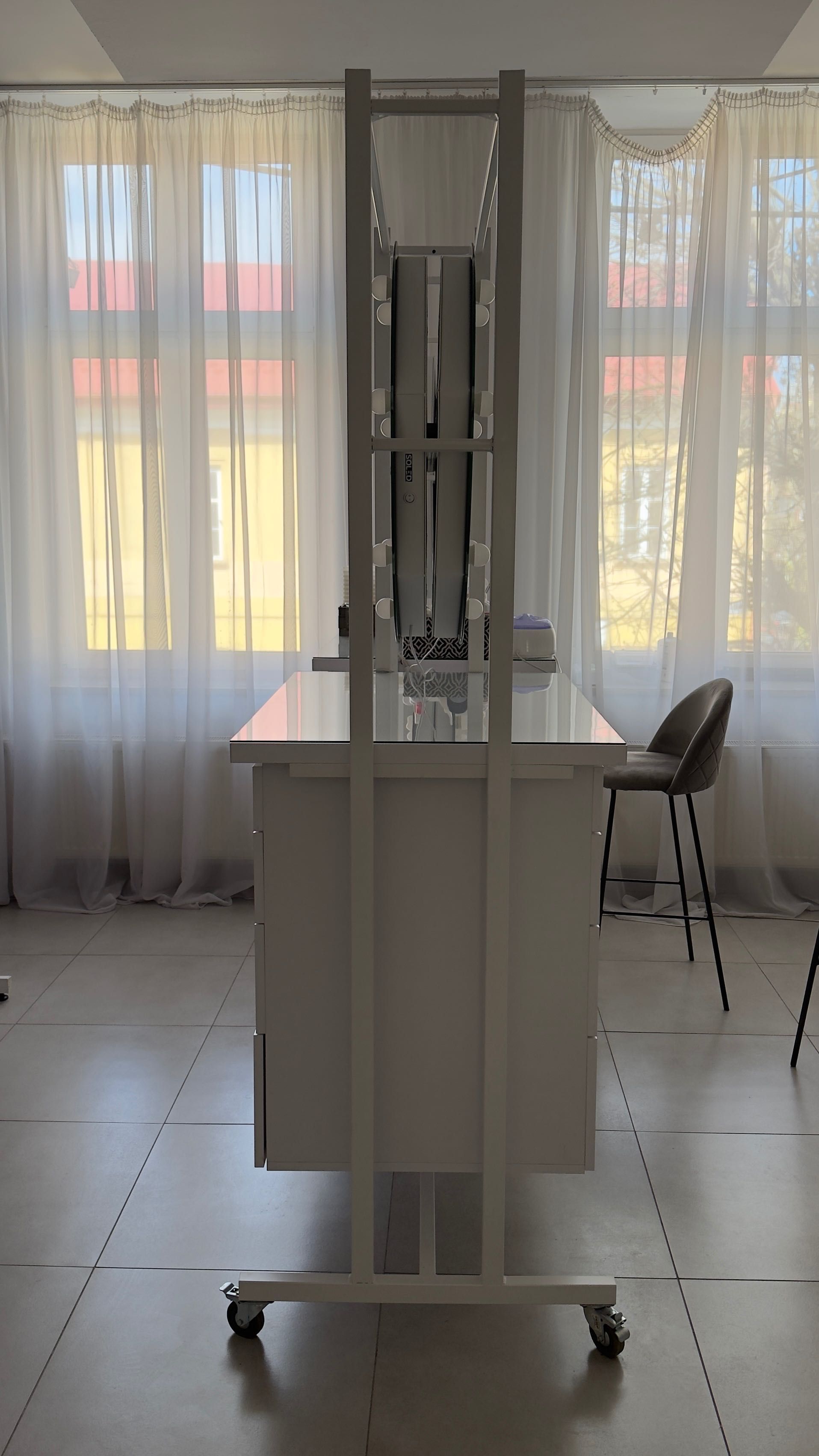 Dwustronna komoda kosmetyczna z lustrem i oświetleniem