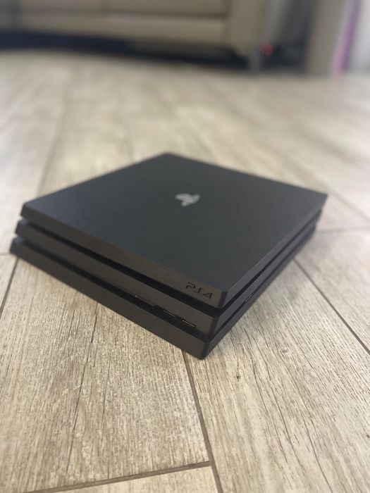 PS4 + 6 дисков + 2 джойстика (торг уместен)