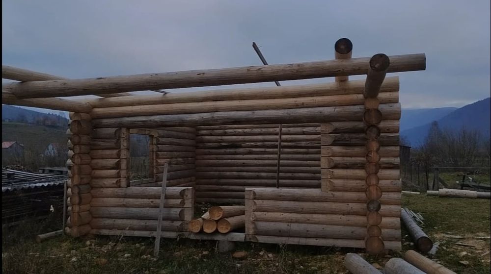 Зруб дерев'яного будиночку, або бані.