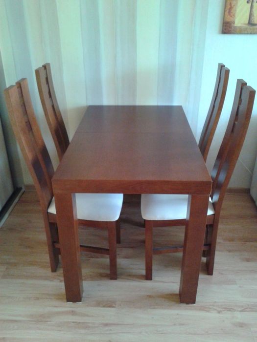 Sprzedam 4 krzesła drewniane w b. dobrym stanie.