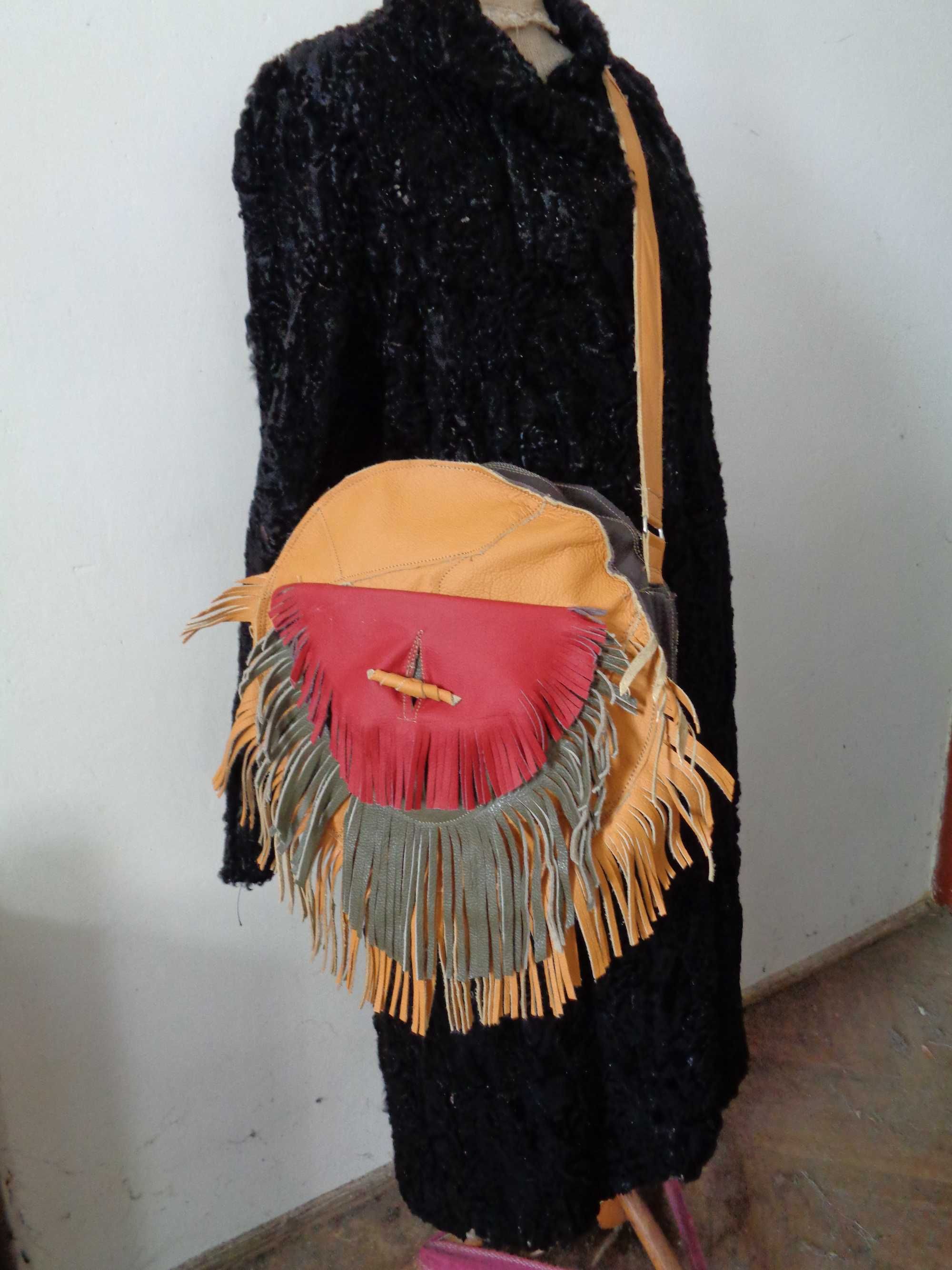 Artystyczna skórzana okrągła torebka z frędzlami. Handmade