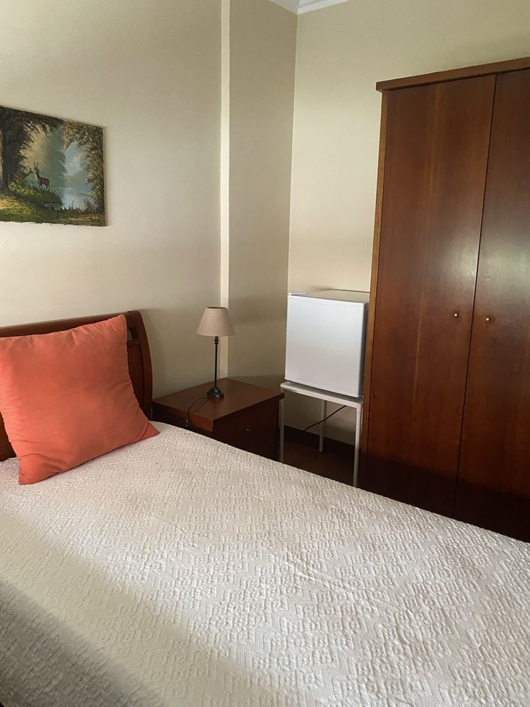 Quartos de SENHORA com cama de solteira para alugar