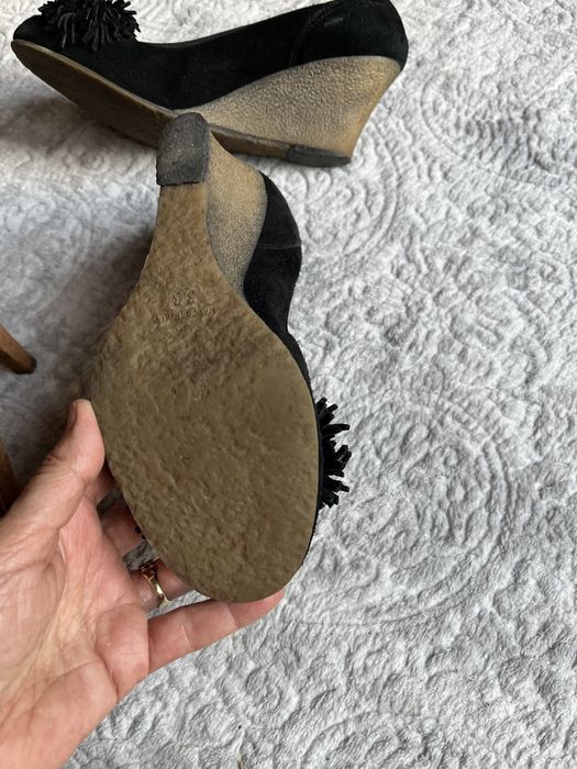 Venezia buty z pomponem na koturnie czarne 39