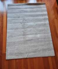 Carpete cinzenta clara em ótimo estado 160x230
