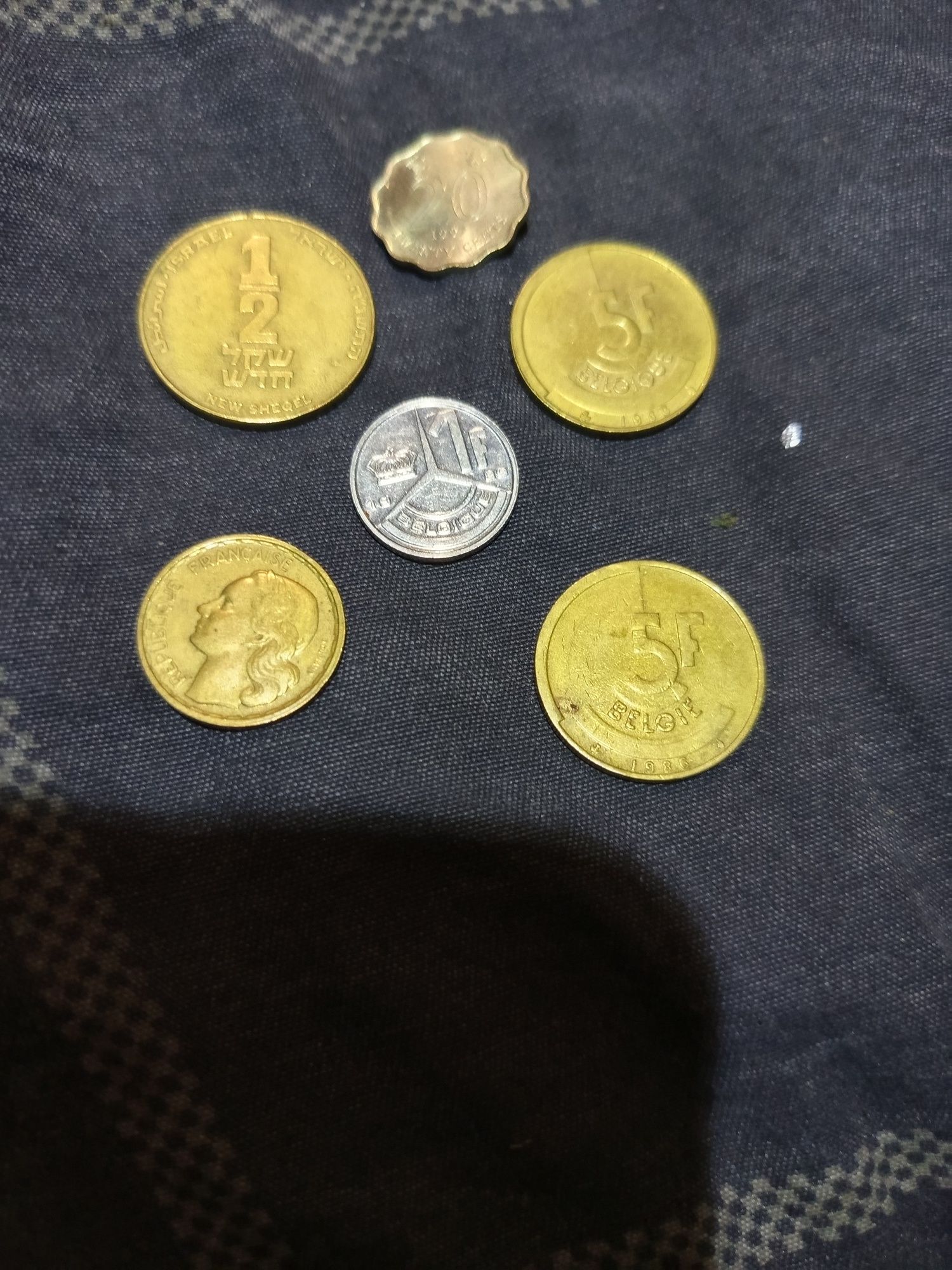 Moedas antigas e estrangeiras.