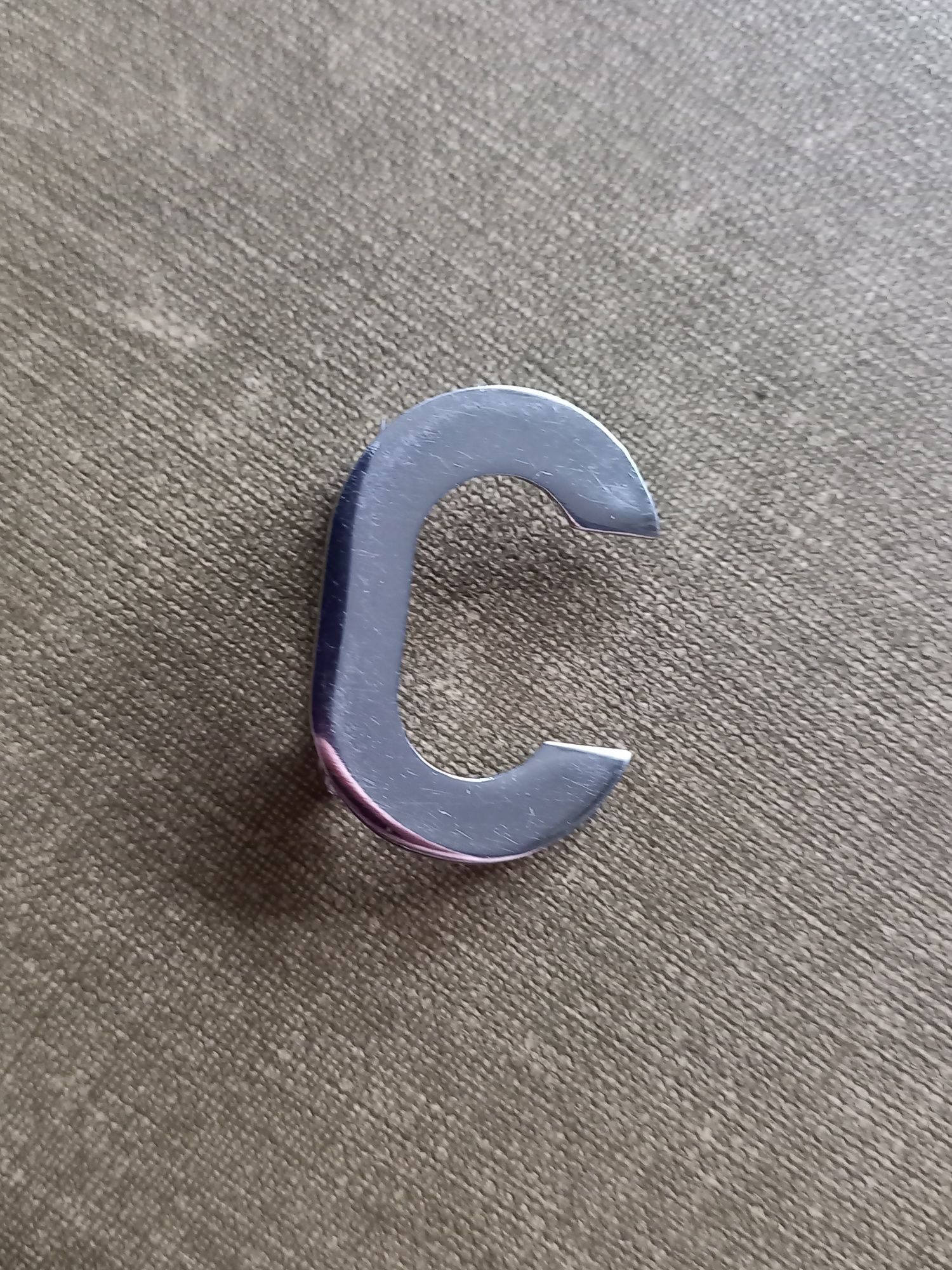 Broszka przypinka literka C litera