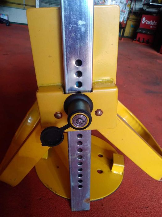 Blokada na koło  ANTYKRADZIEŻOWA uniwersalna zabiespieczenie stalowe