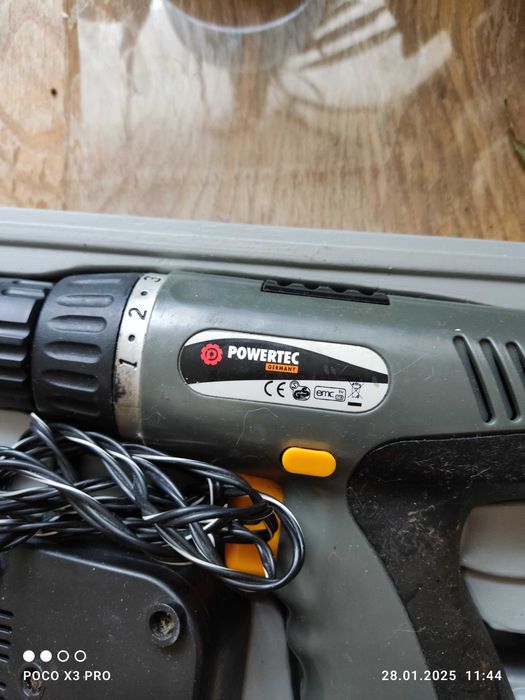 Шуруповерт аккумуляторный в наборе.