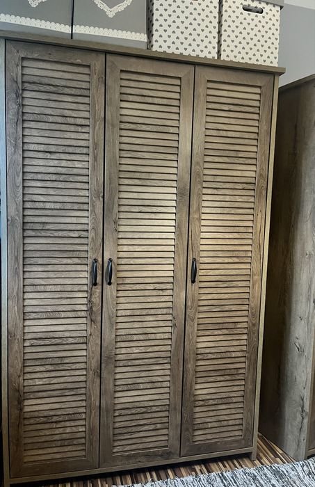 Szafa Trzydrzwiowa w kolorze naturalnego dębu