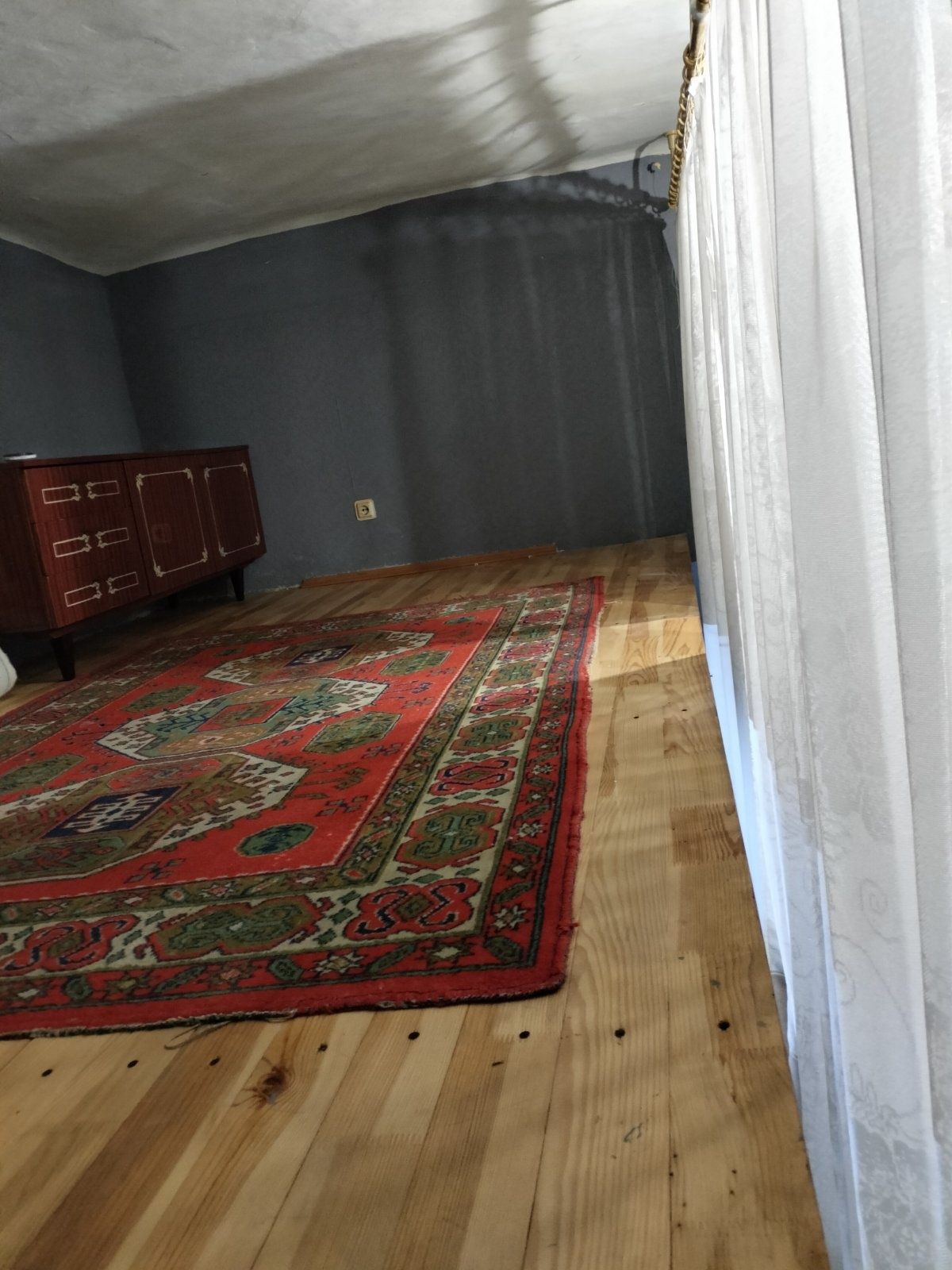 Пропонується велика кімната з власним балконом
