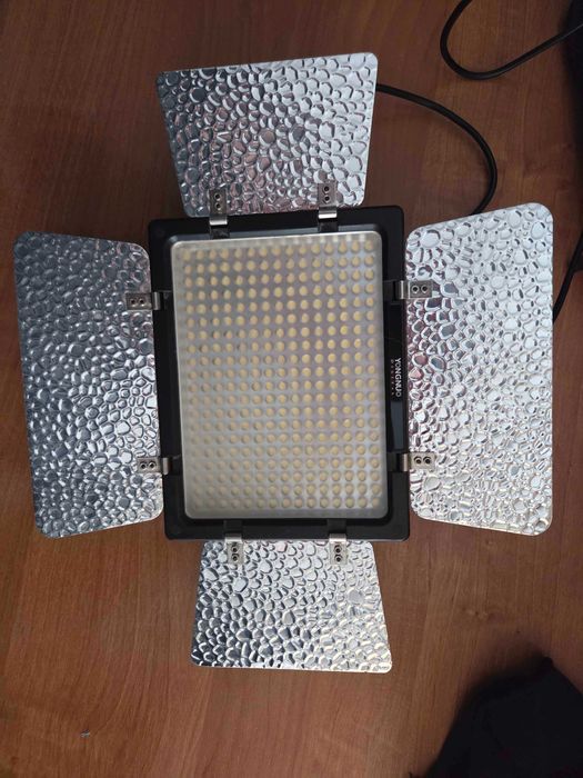 Lampa LED do fotografii i filmowania - Yongnuo YN-300 iii
