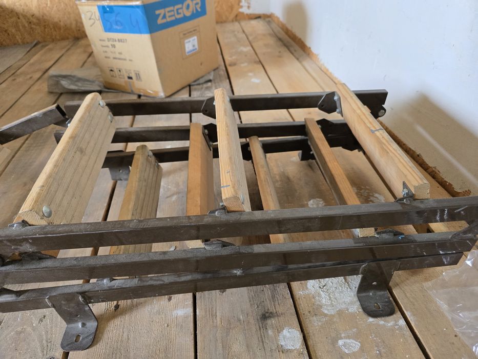 Металева складна драбина, сходи на горище