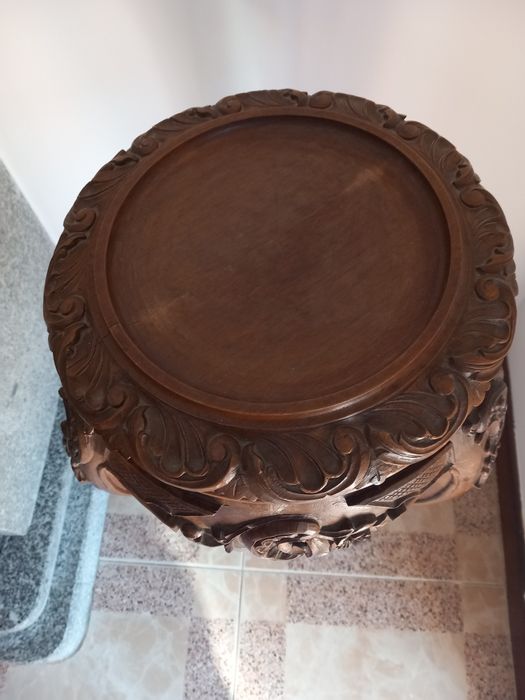 Coluna decorativa em madeira