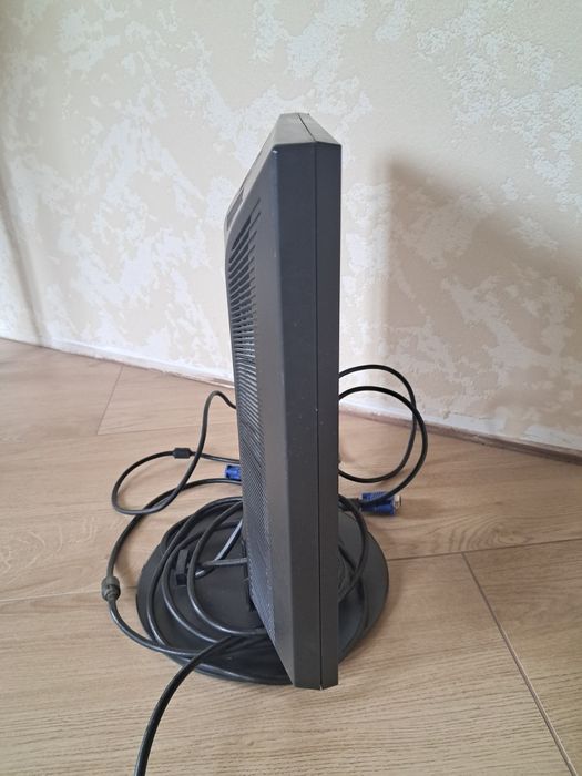 Комп’ютерний монітор LG Flatron L1751SQ-BN.