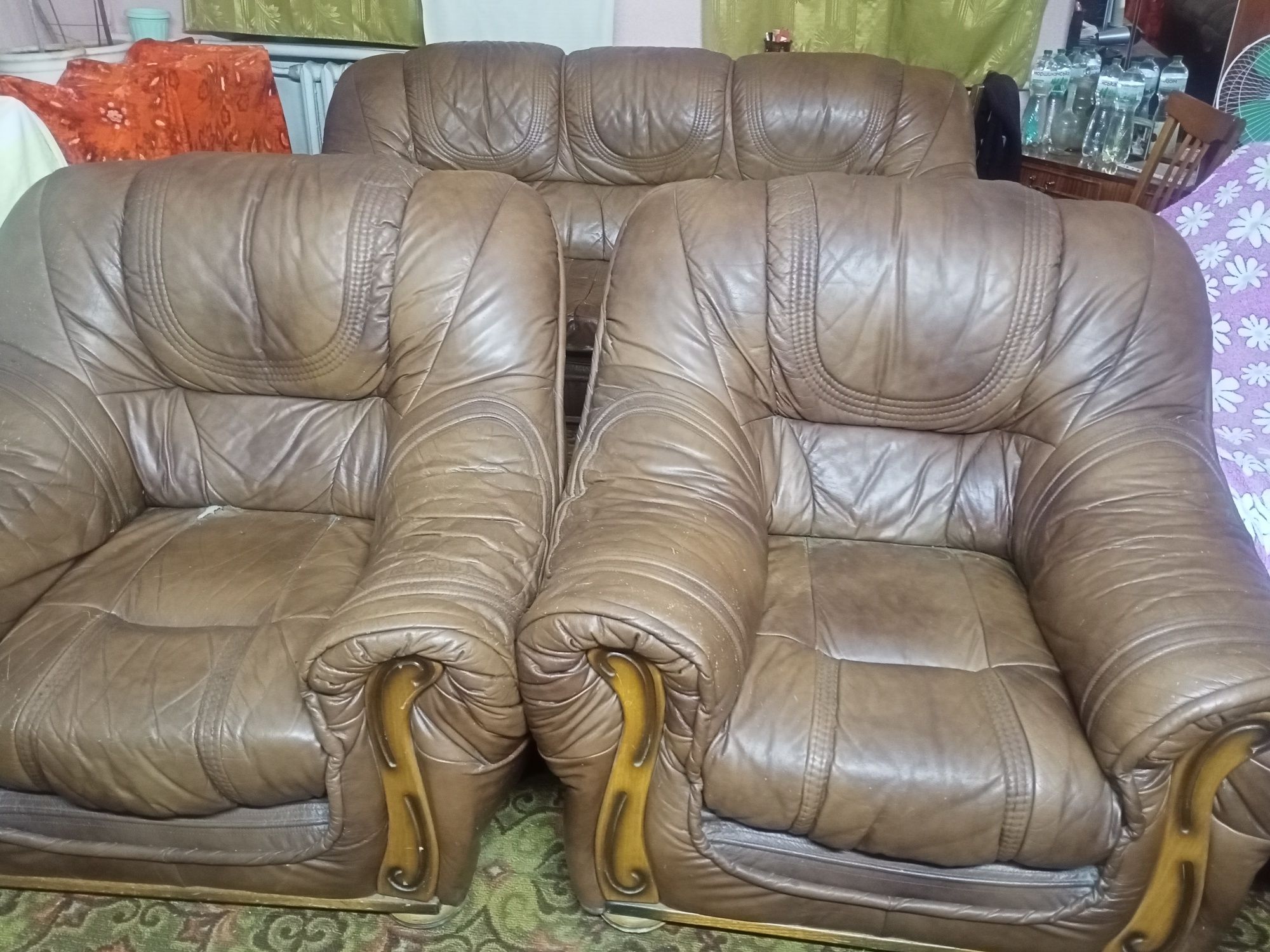 Кожаные диван и два кресла