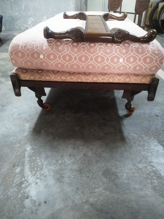 Cama solteiro, antiga com base em ferro e rodízios , cabeceira e pés m