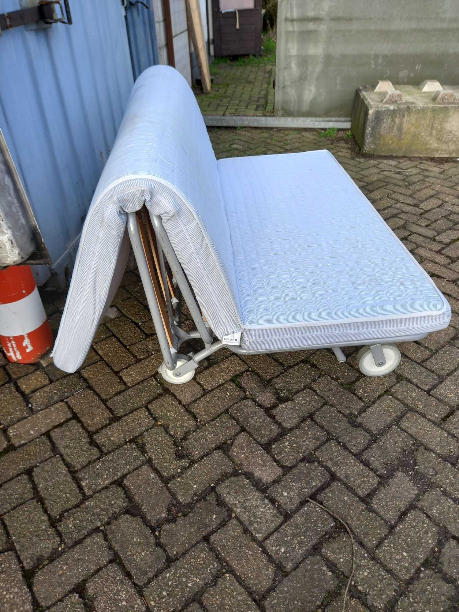 Dwuosobowe łóżko z funkcją kanapy.