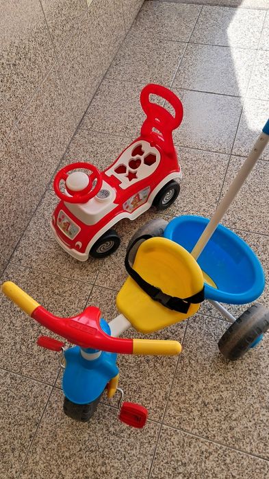 Triciclo com manobrador + carro com jogos