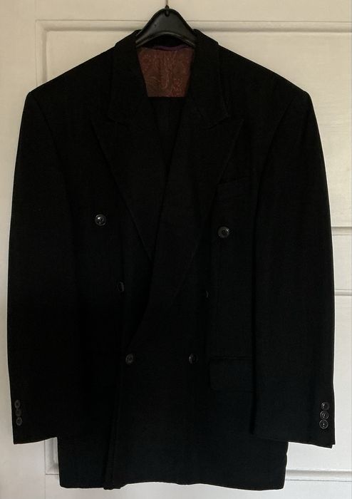 Garnitur męski czarny dwurzędowy.