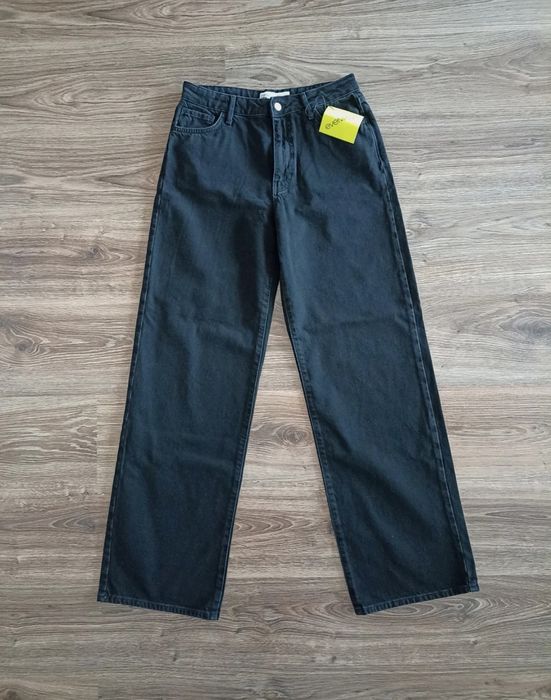 Nowe szerokie czarne jeansy dla wysokiej dziewczyny. Tall