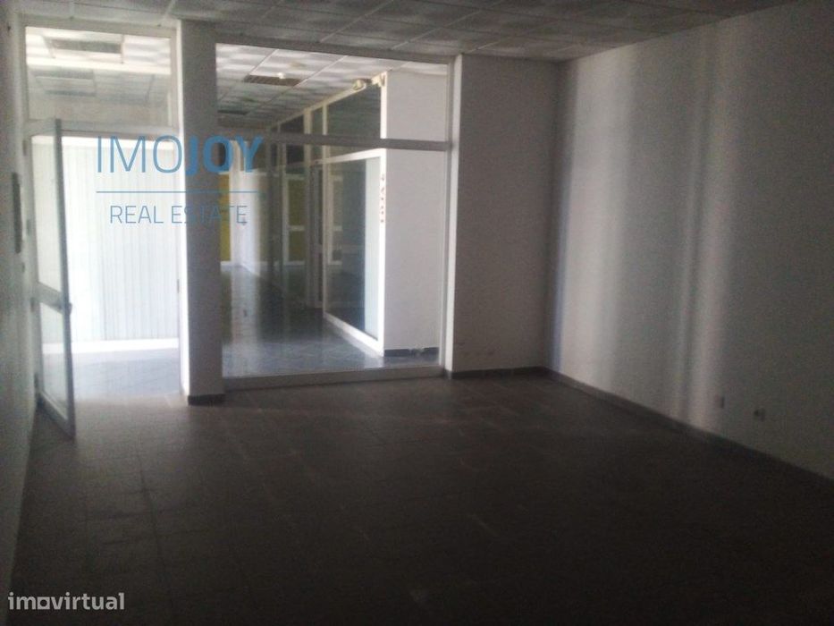 Loja com 25m2 no Samouco