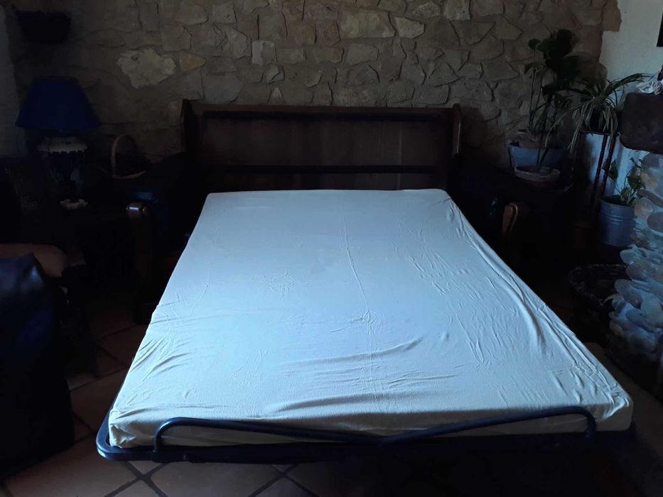 Sofá cama em madeira maciça e couro