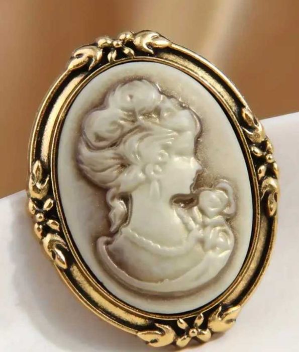 Broszka w kolorze złotym