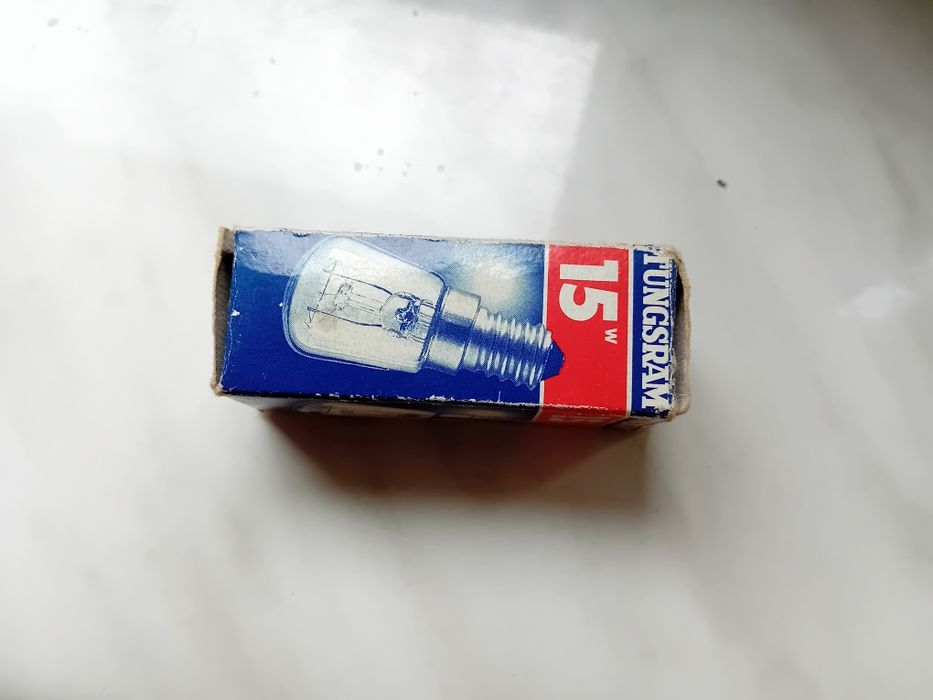 Żarówka nowa 15 W. Mała.