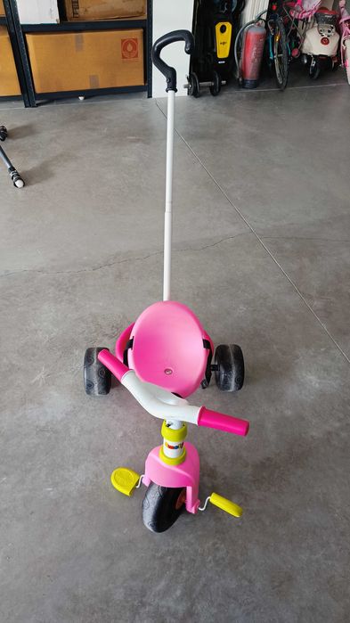 Triciclo rosa a pedais