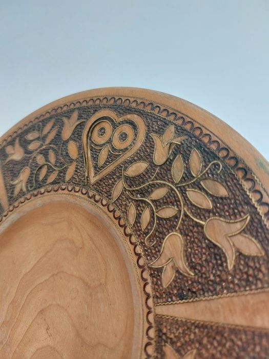 Drewniany talerz ozdobny z mosiądzem