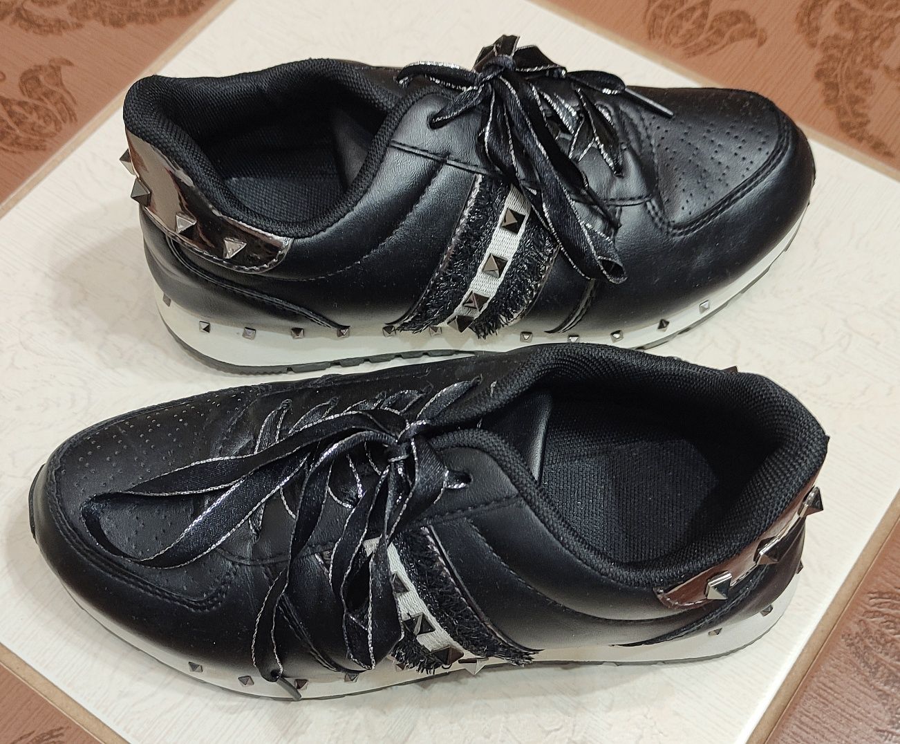 CCC buty z ćwiekami dżetami